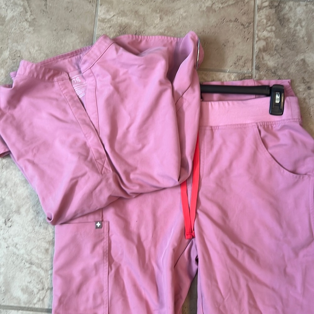 Small figs Rafaela and medium tall kade pink scrubs